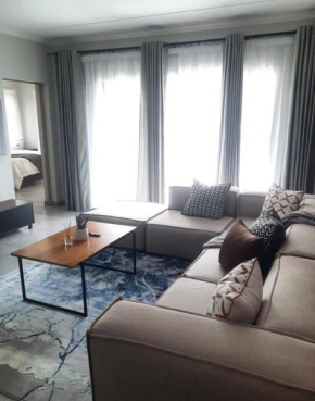 15 Elizabeth Place - Beautiful and spacious self catering 3 bedroom unit next to Kyalami Racetrack with free WiFi - swimming pool gym and restaurant - Perfect for a big family in Midrand Waterfall
